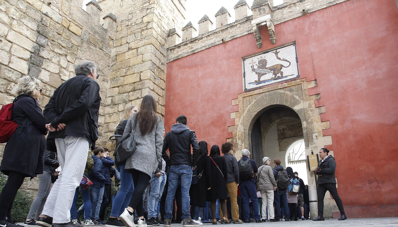 Cola de turistas para acceder al Alcázar./ANTONIO PIZARRO