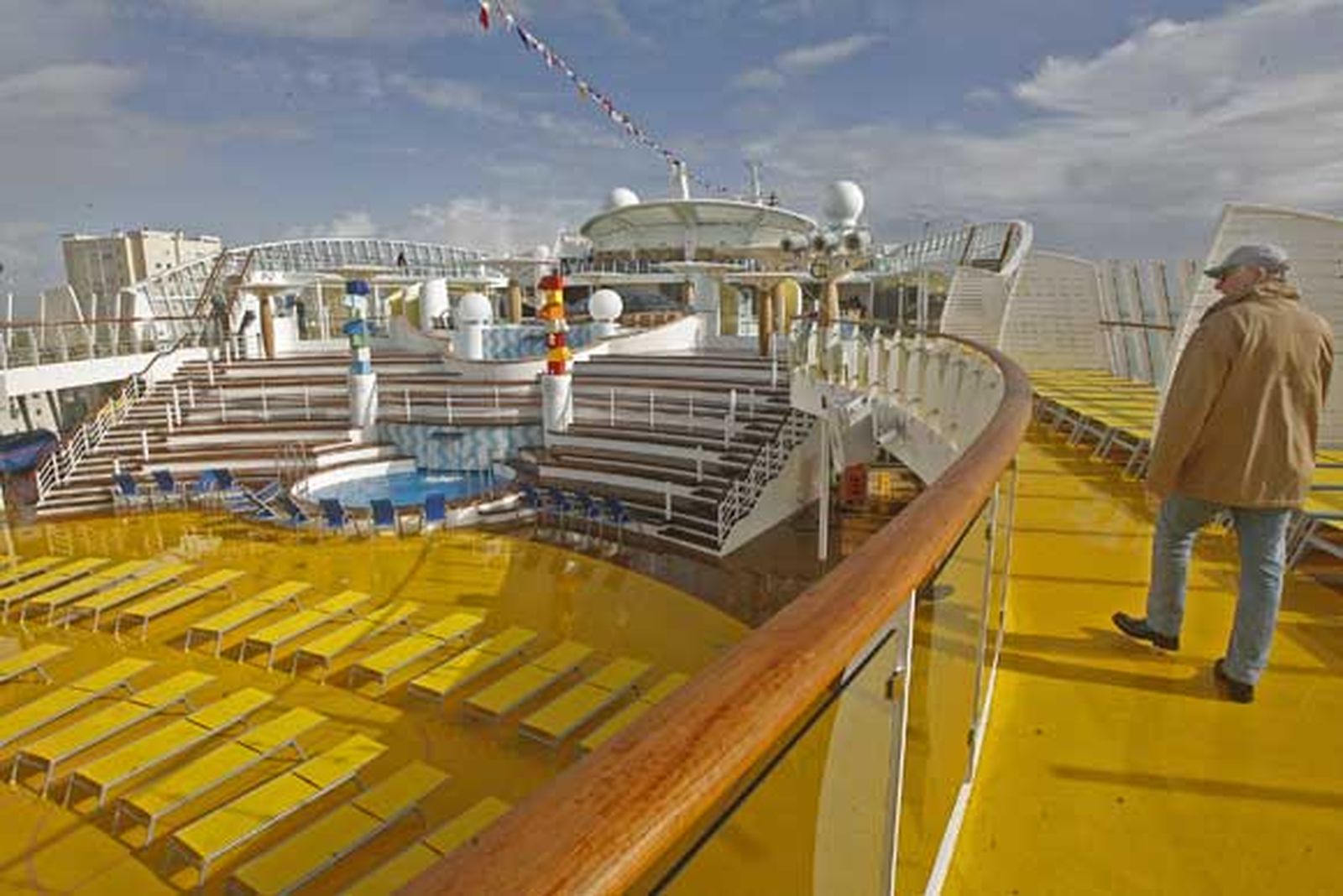 El 'Aidablu' es el primero de los 300 buques de este tipo que atracarán este año en el Puerto de Cádiz

Foto: Joaquin Pino