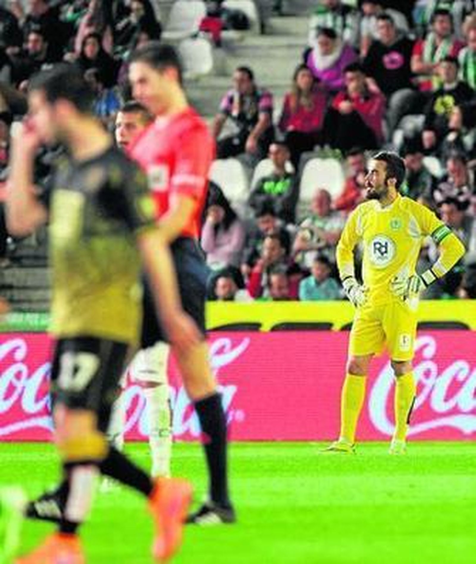 Juan Carlos, con la mirada perdida, tras encajar el primer gol del Elche.