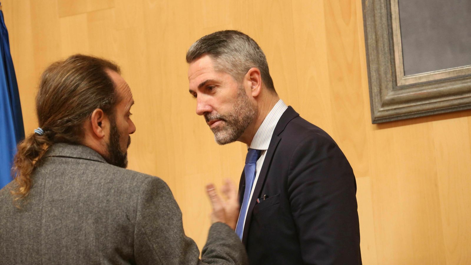 Juan Cassá habla con Juan Carlos Maldonado.