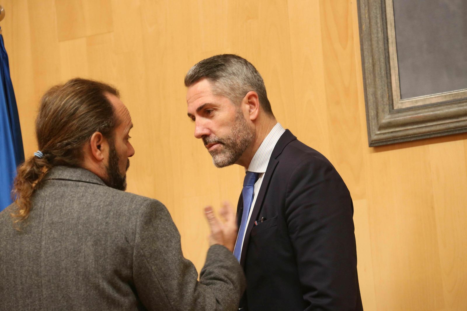 Juan Cassá habla con Juan Carlos Maldonado.