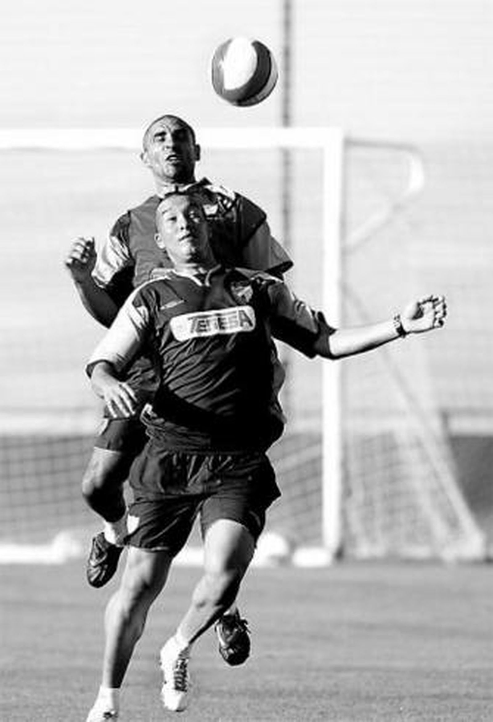 Baha intenta controlar el balón ante el acoso de Jesule.