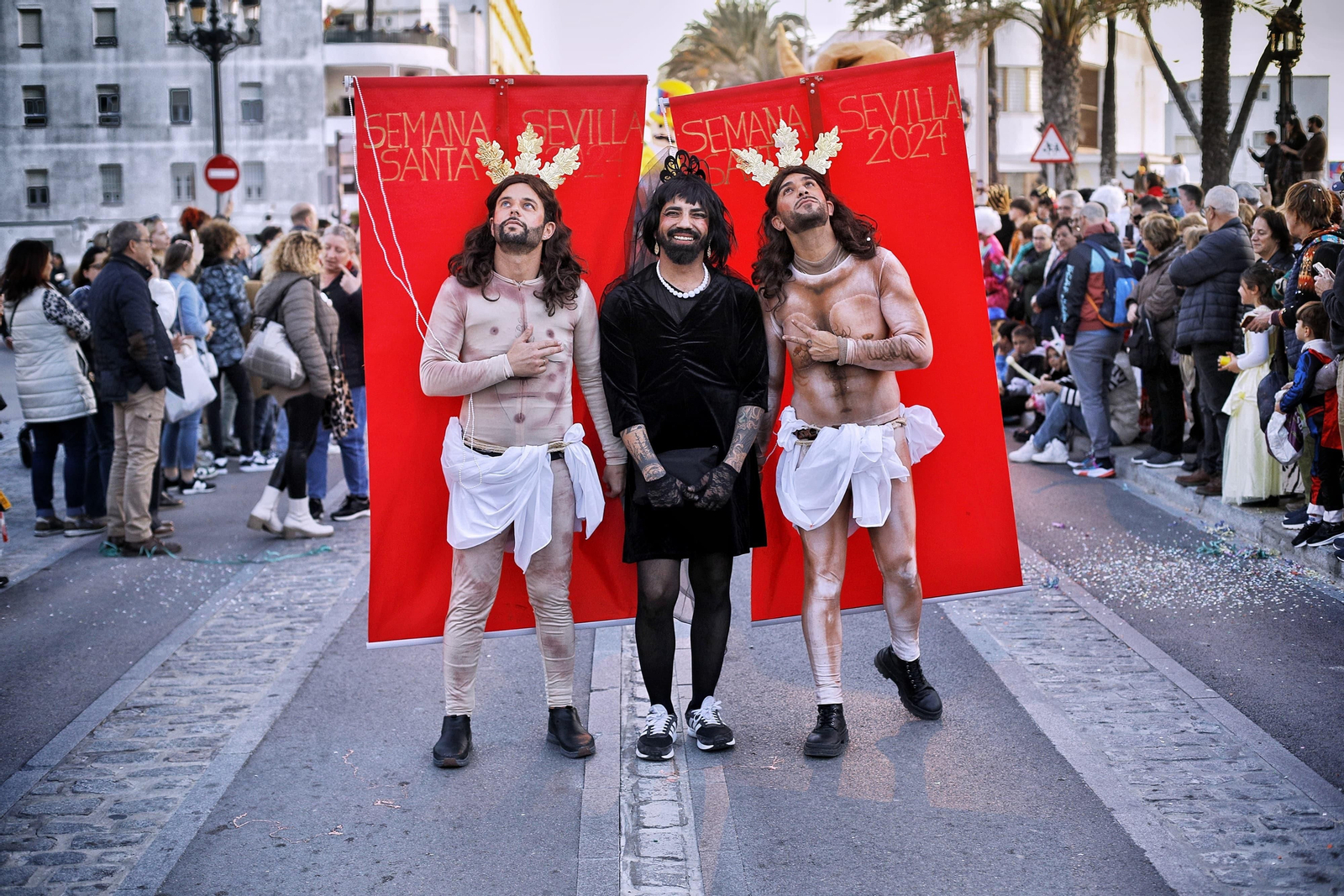 Las imágenes de la divertida Cabalgata del Humor del Carnaval de Cádiz 2024