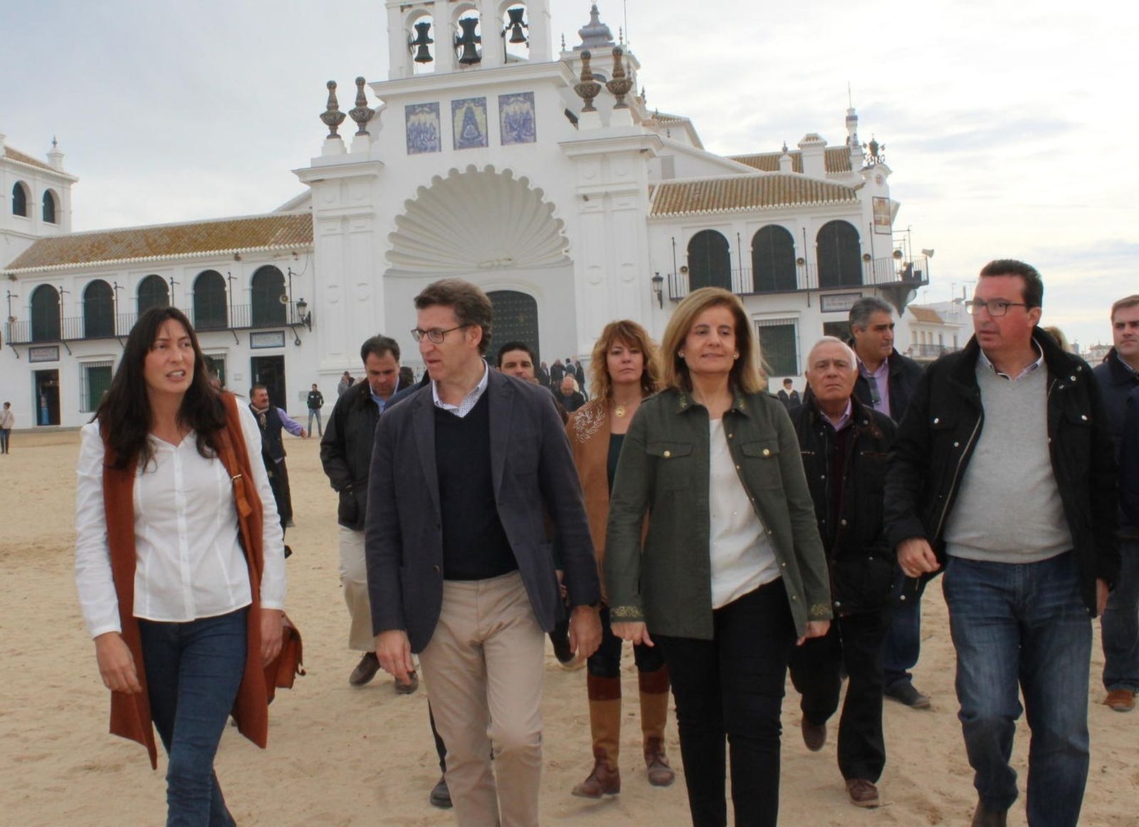 Loles López, Alberto Núñez Feijóo, Fátima Báñez y Manuel Andrés González, en una visita a El Rocío en 2015.