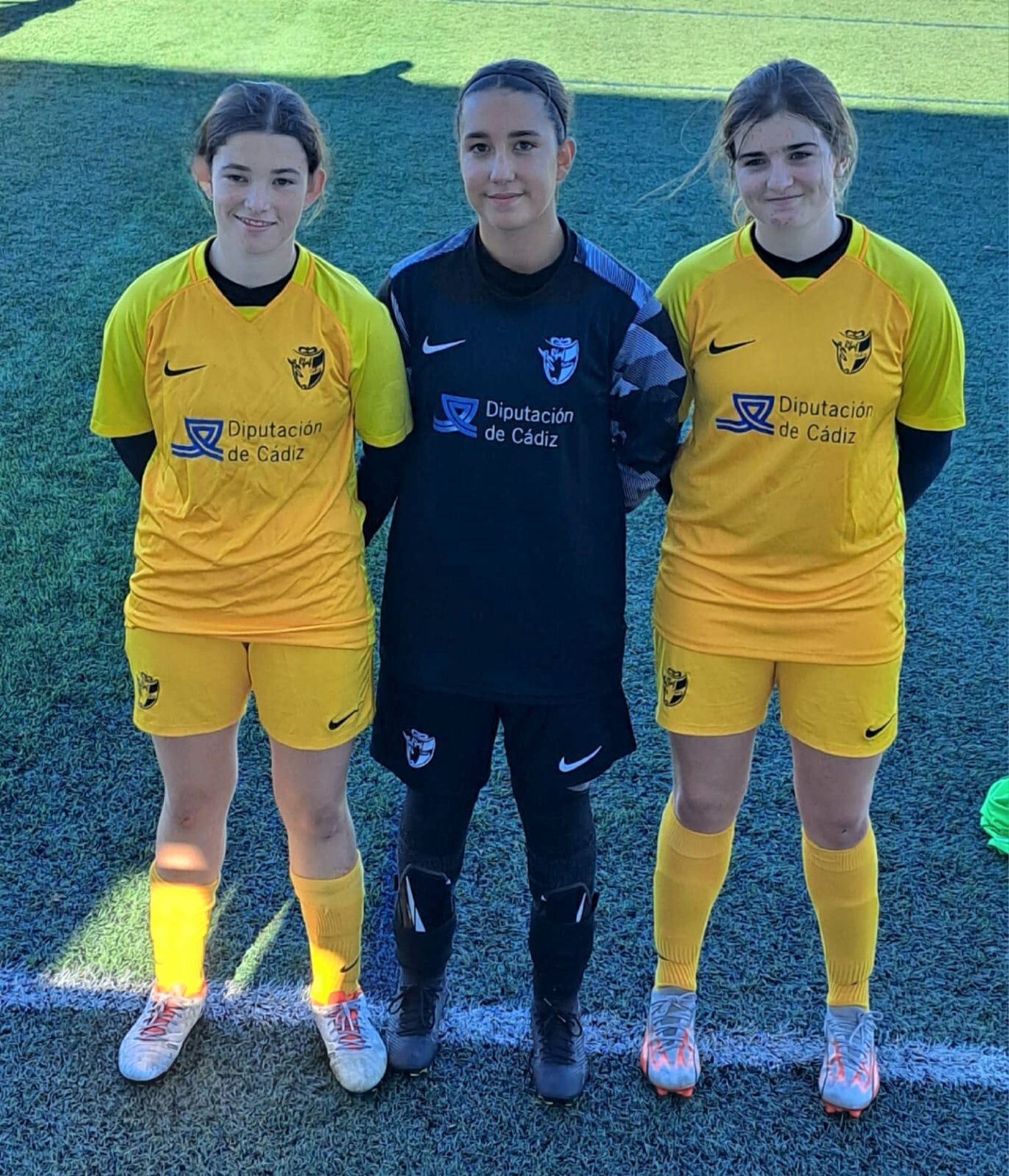Tres de las jugadoras de la selección gaditana que disputa la Copa de Andalucía de Selecciones Provinciales de Fútbol Femenino.