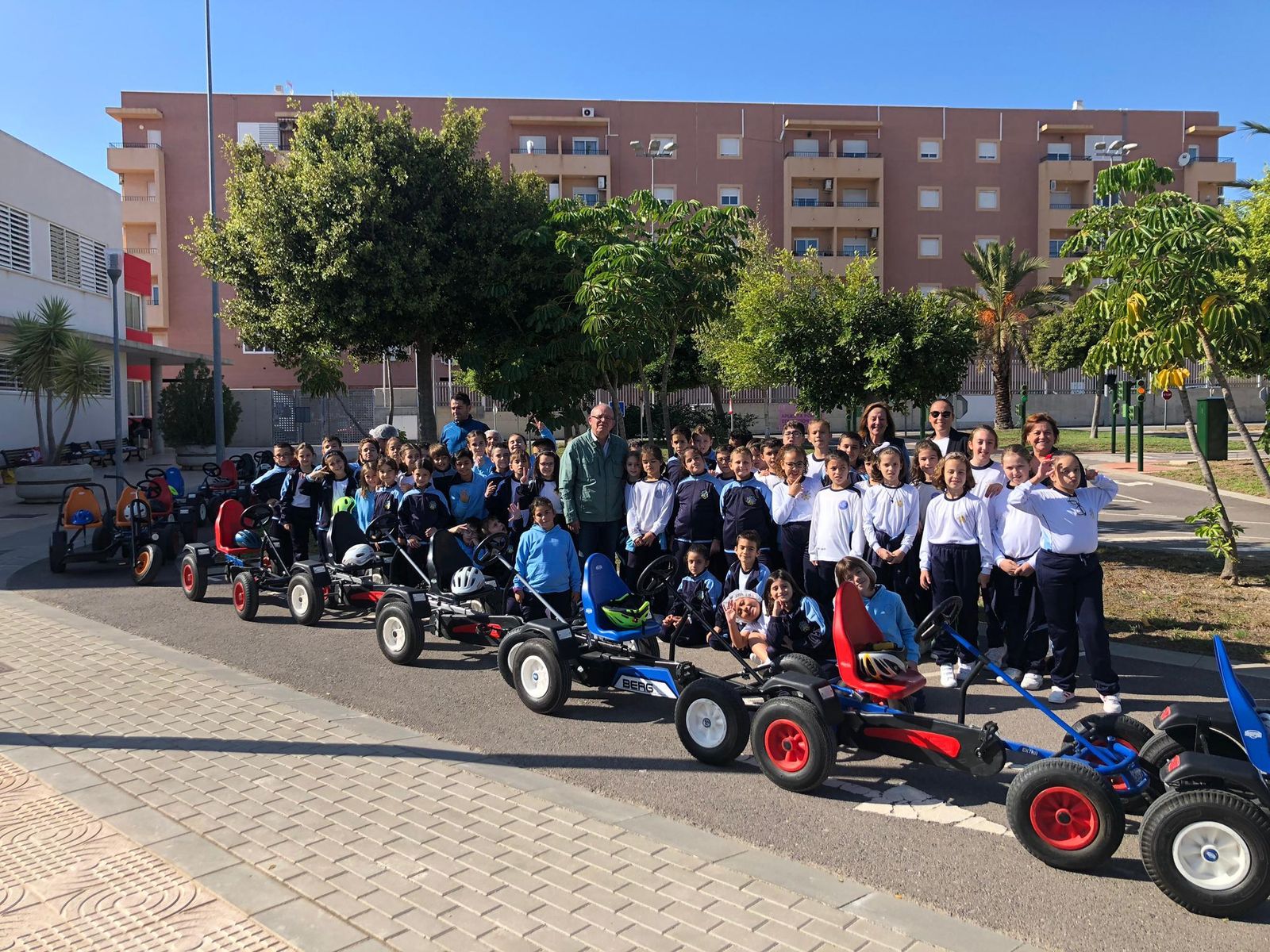El alcalde de Vícar con alumnos de Vícar en una de las sesiones en el Centro de Educación Vial.