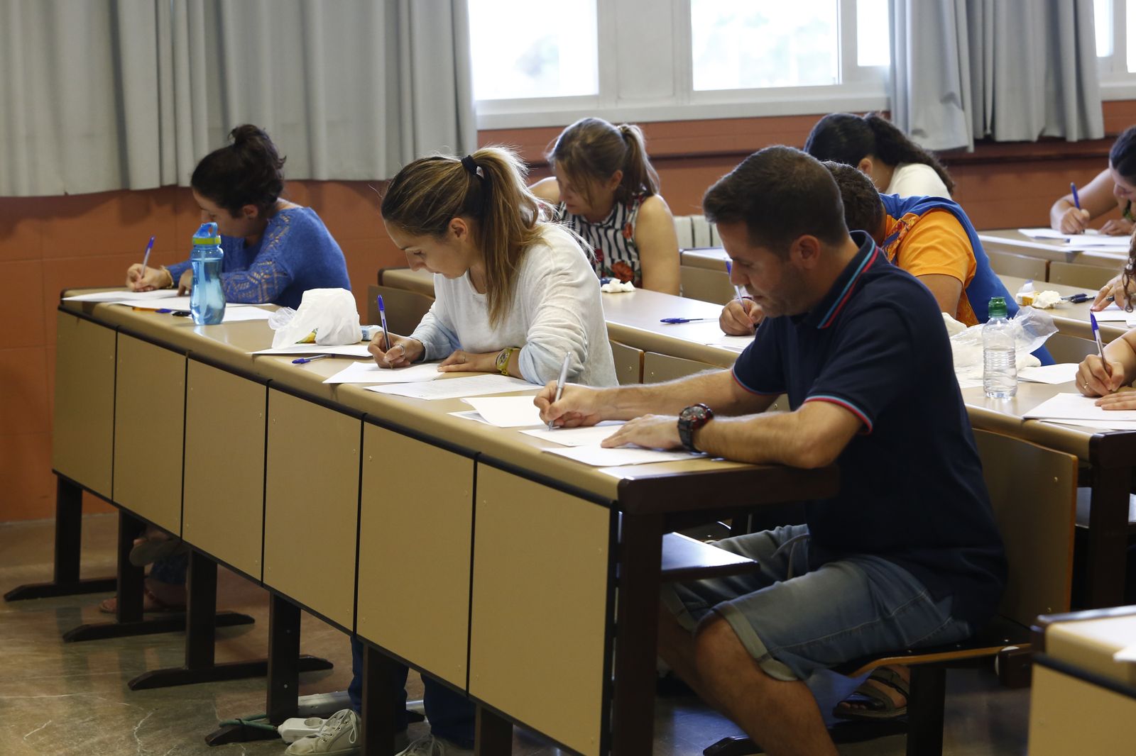 Imagen de archivo de un grupo de opositores durante la prueba escrita.