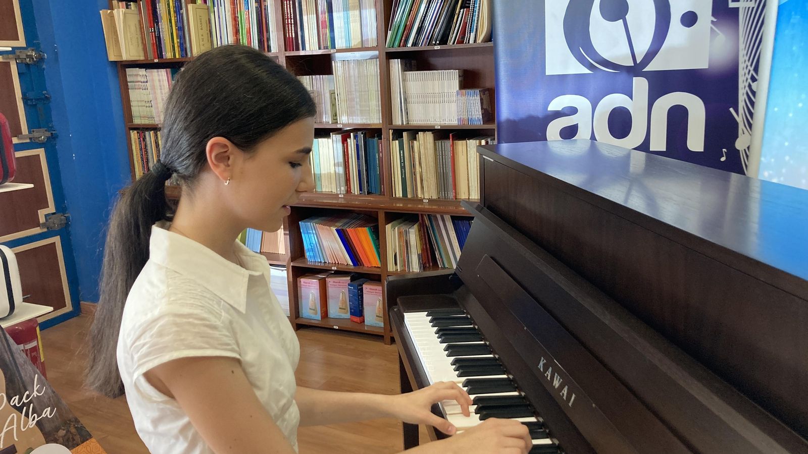 Alexandra Dovgan en una tienda de música de Málaga.