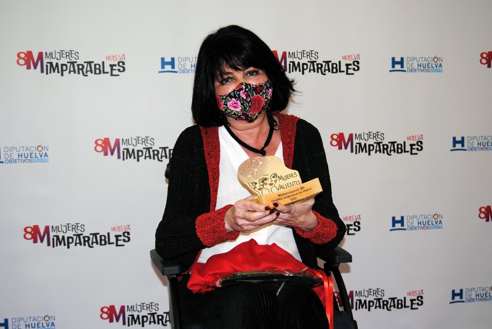 La directora de Huelva Información, Ana Vives Casas, con su galardón.