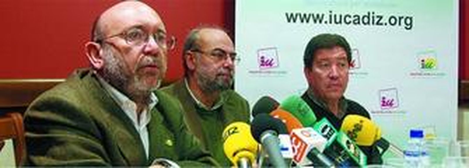 Ignacio Garcia (derecha), Antonio Roldán y Jose Antonio Barroso, de Izquierda Unida.