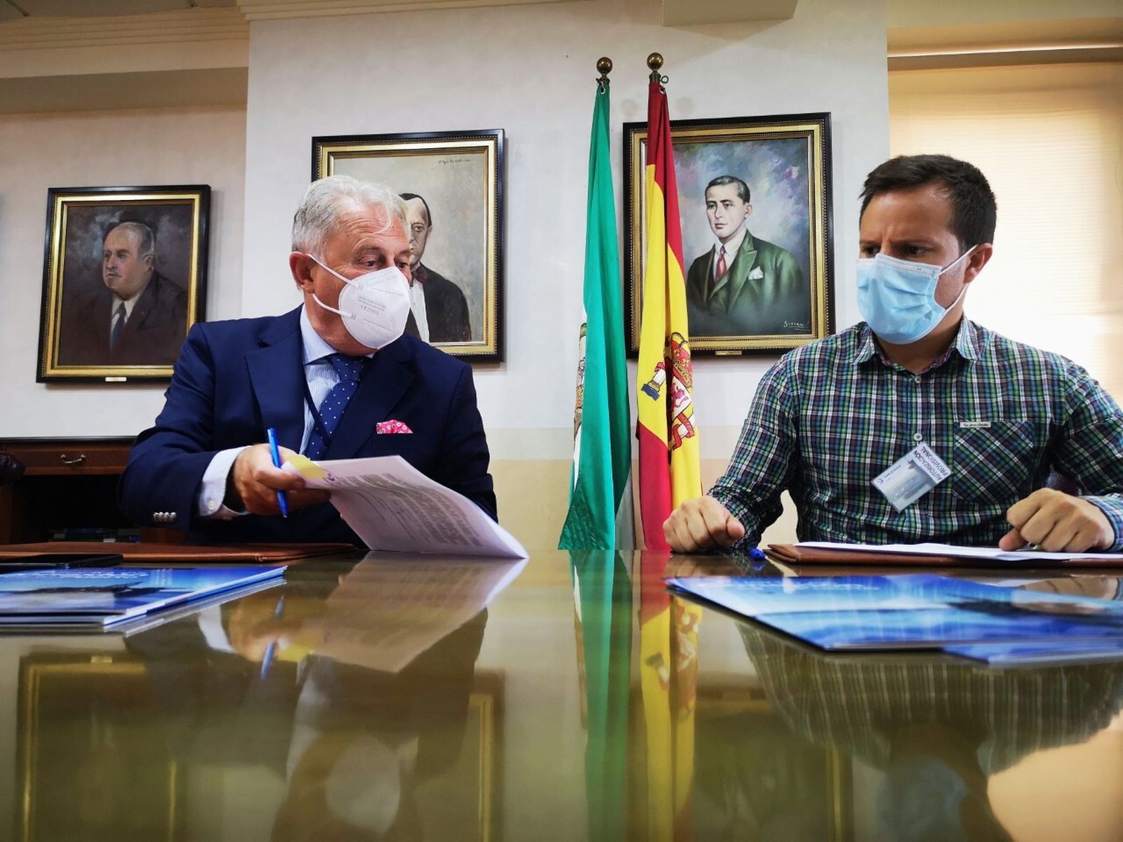 El presidente de la Autoridad Portuaria de Almería (APA), Jesús Caicedo, y Fernando Parra, apoderado de la empresa Transformaciones y Embalses Parra