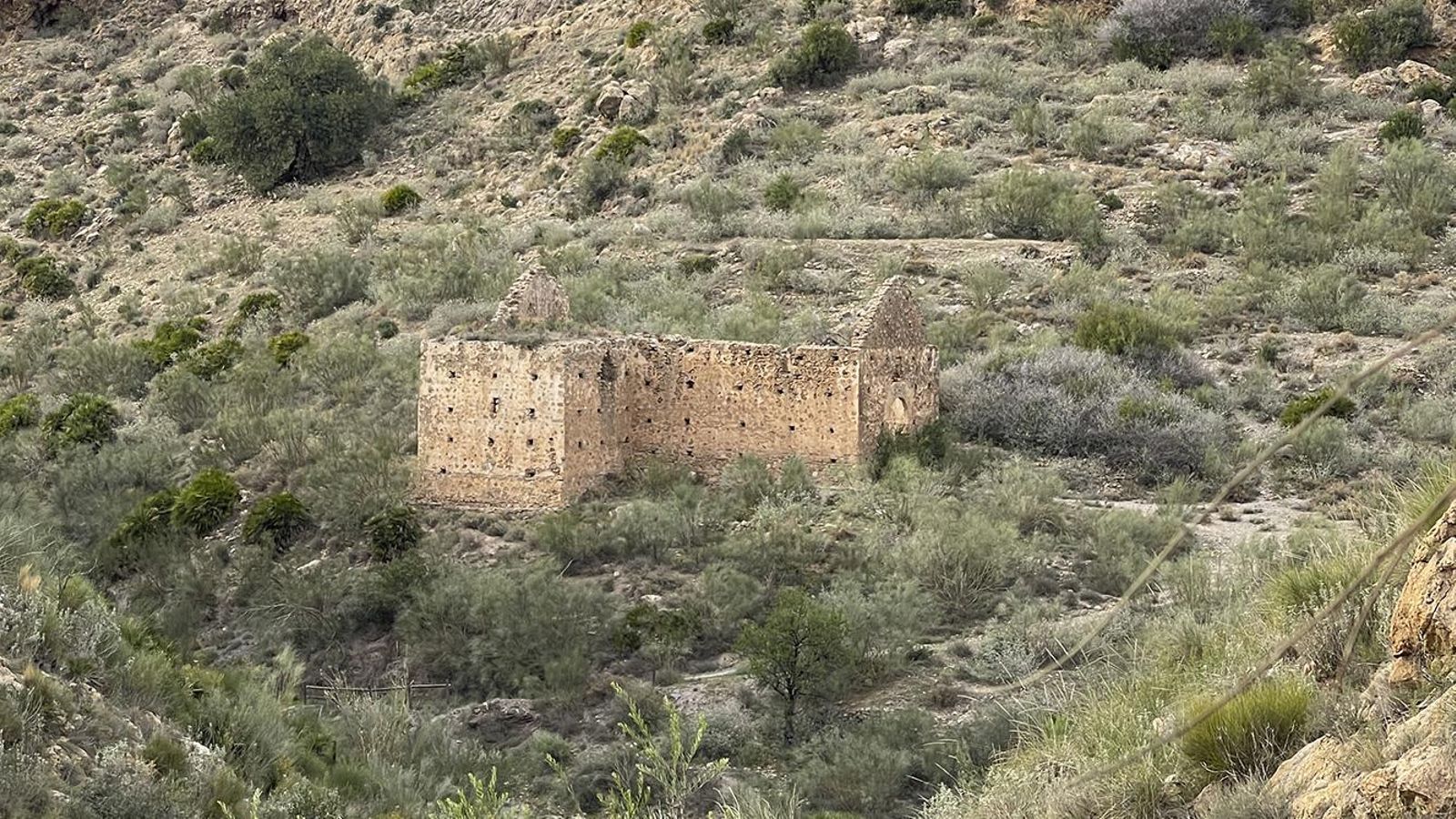 El templo está en un valle entre las ramblas del Colorado y Las Chozas.