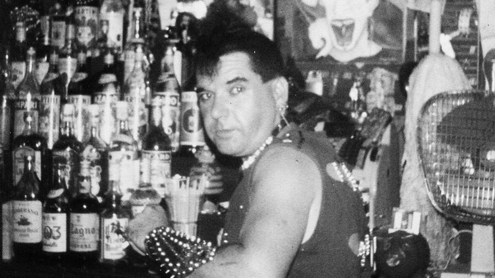 Paul "El Punk" en el bar Disney, en 1985, foto de Lupi Bruña cedida por Torremolinos Chic. Paul "El Punk" en el bar Disney, en 1985, foto de Lupi Bruña cedida por Torremolinos Chic.