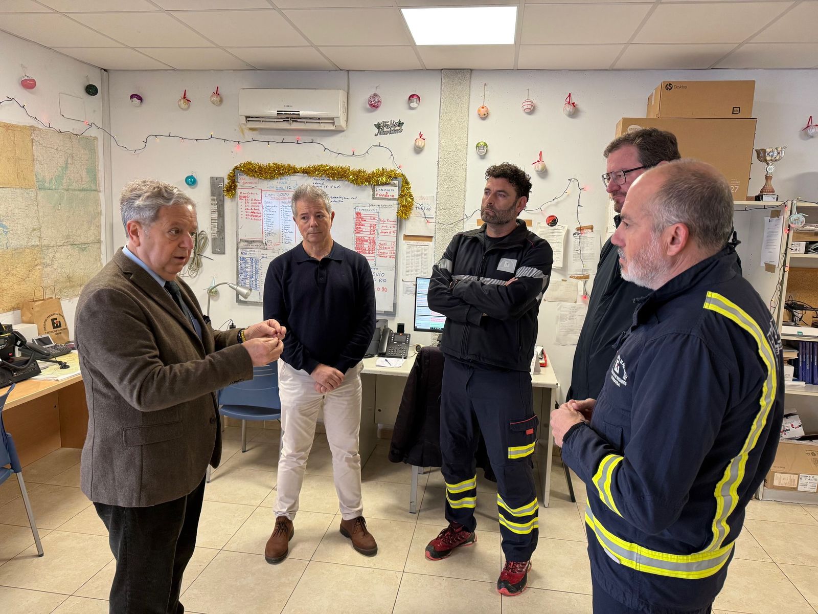 Salvador Fuentes y Antonio Martín, en su visita al parque de bomberos de Montoro.
