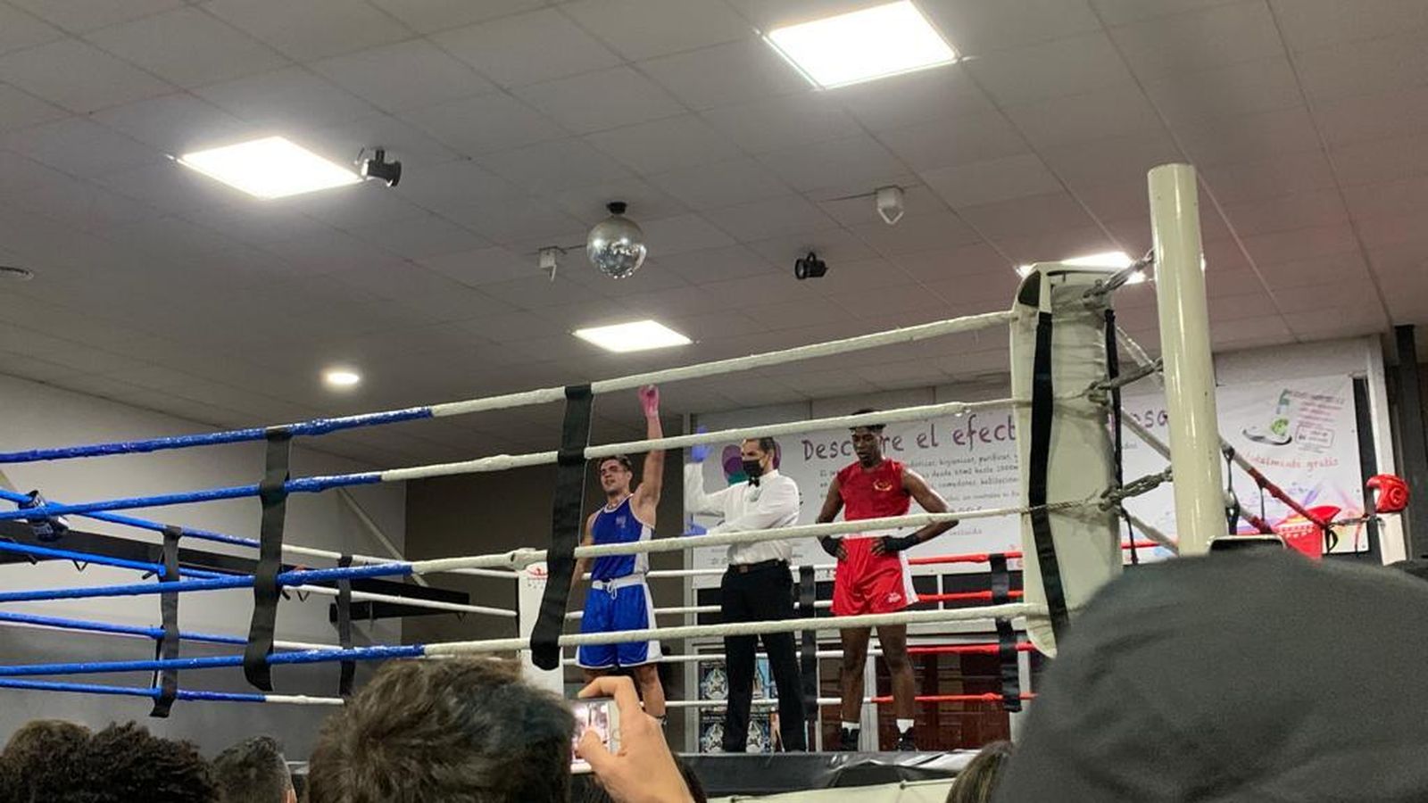 José Raúl Ortega, del VS Boxing Club Granada, al proclamarse campeón de su combate.