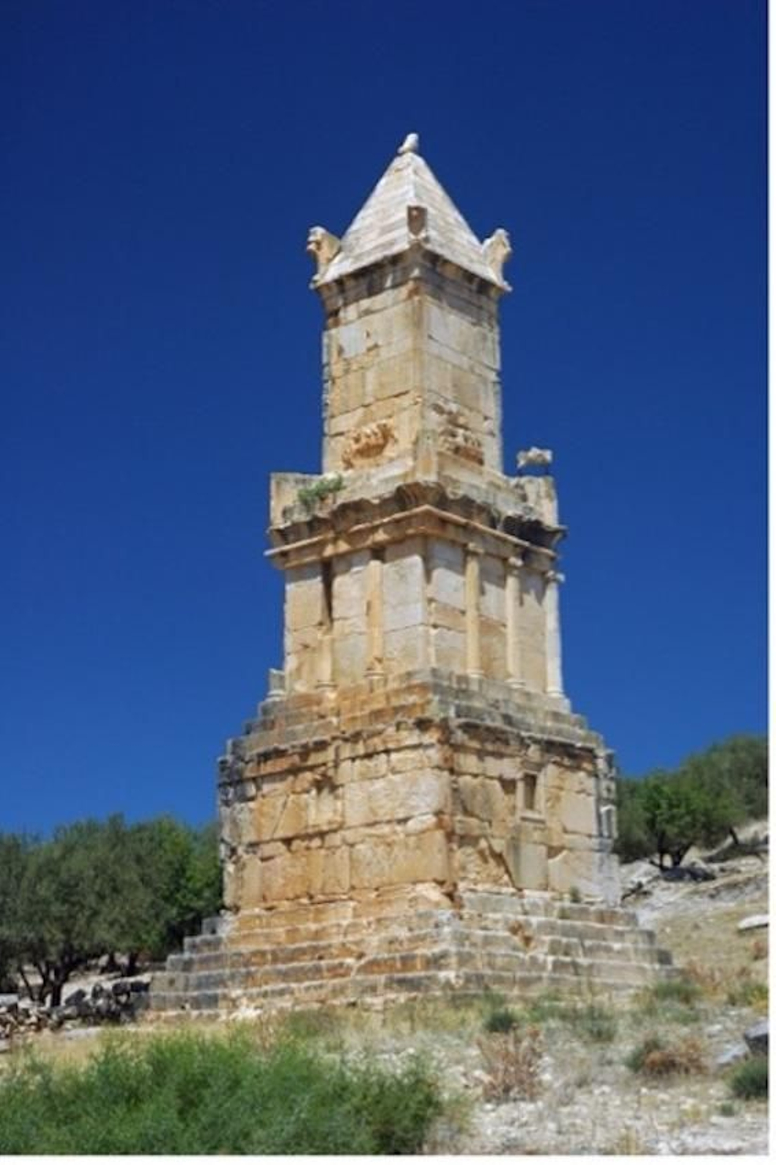 Mausoleo de Dougga, en Túnez, similar al representado en Gades