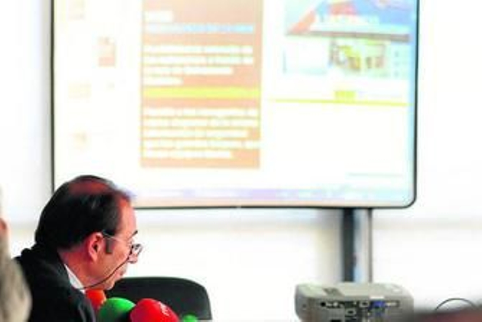 Un momento de la presentación ayer de la campaña en la torre de control marítimo.