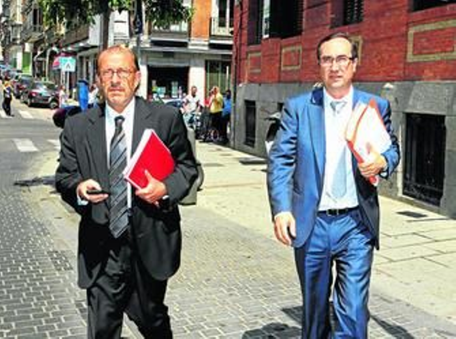 El secretario general de la SGAE y el director de los servicios jurídicos de la entidad, ayer, antes de la reunión.