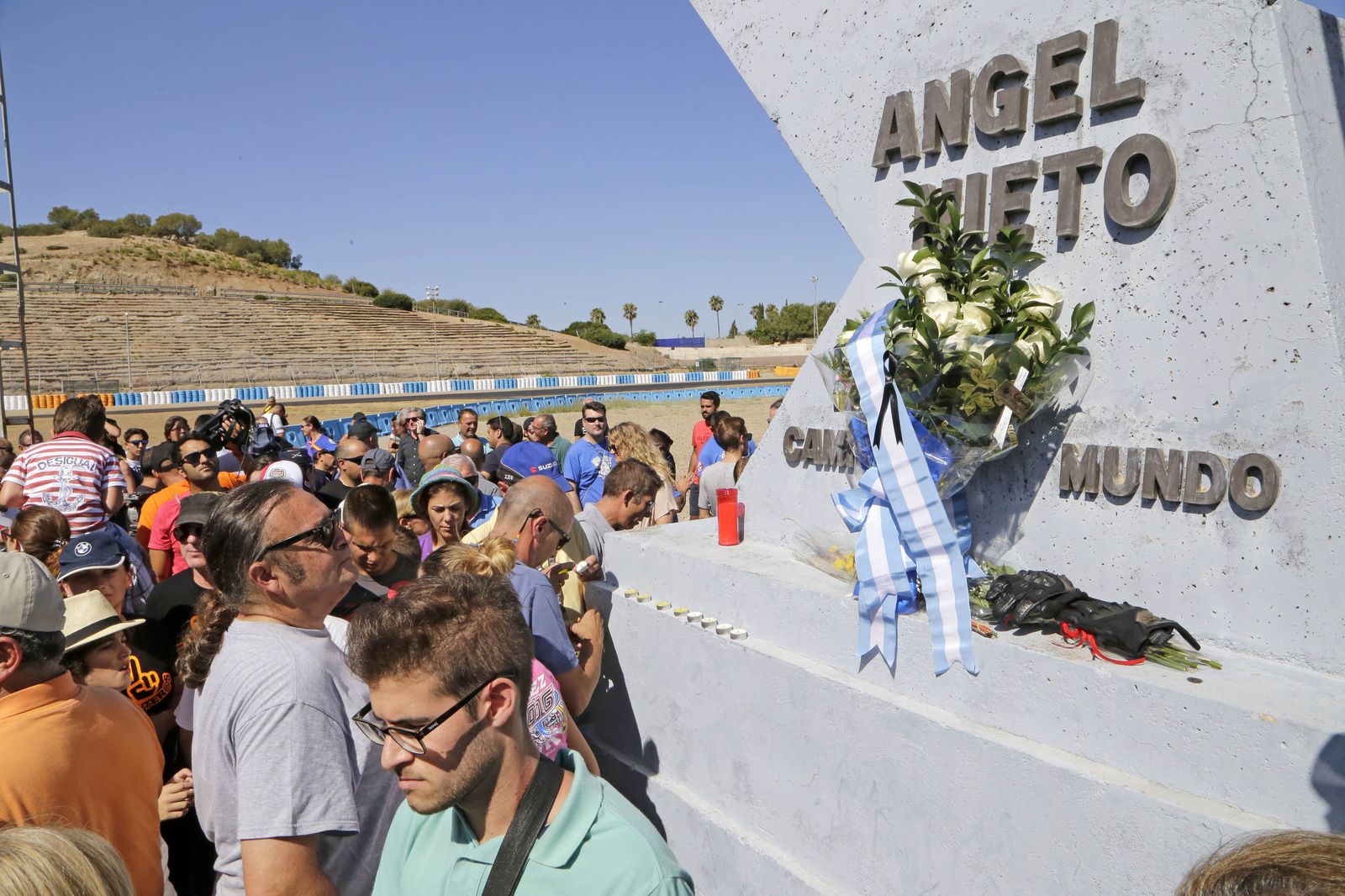 Mamen Sánchez y Antonio Rosado colocan un ramo de flores en el monolito.