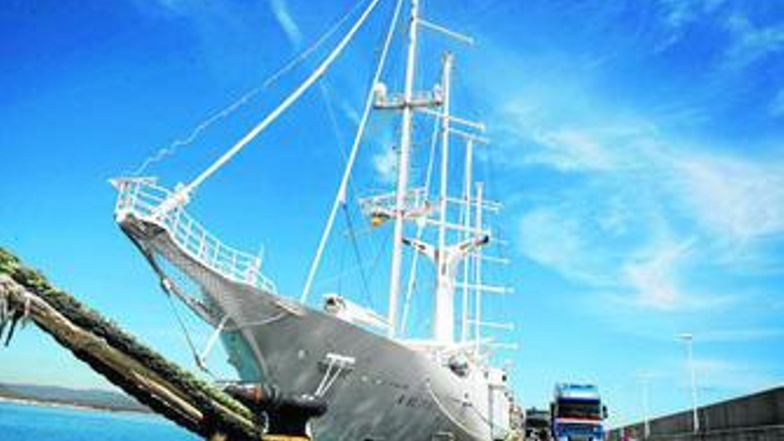 El velero y crucero Wind Star