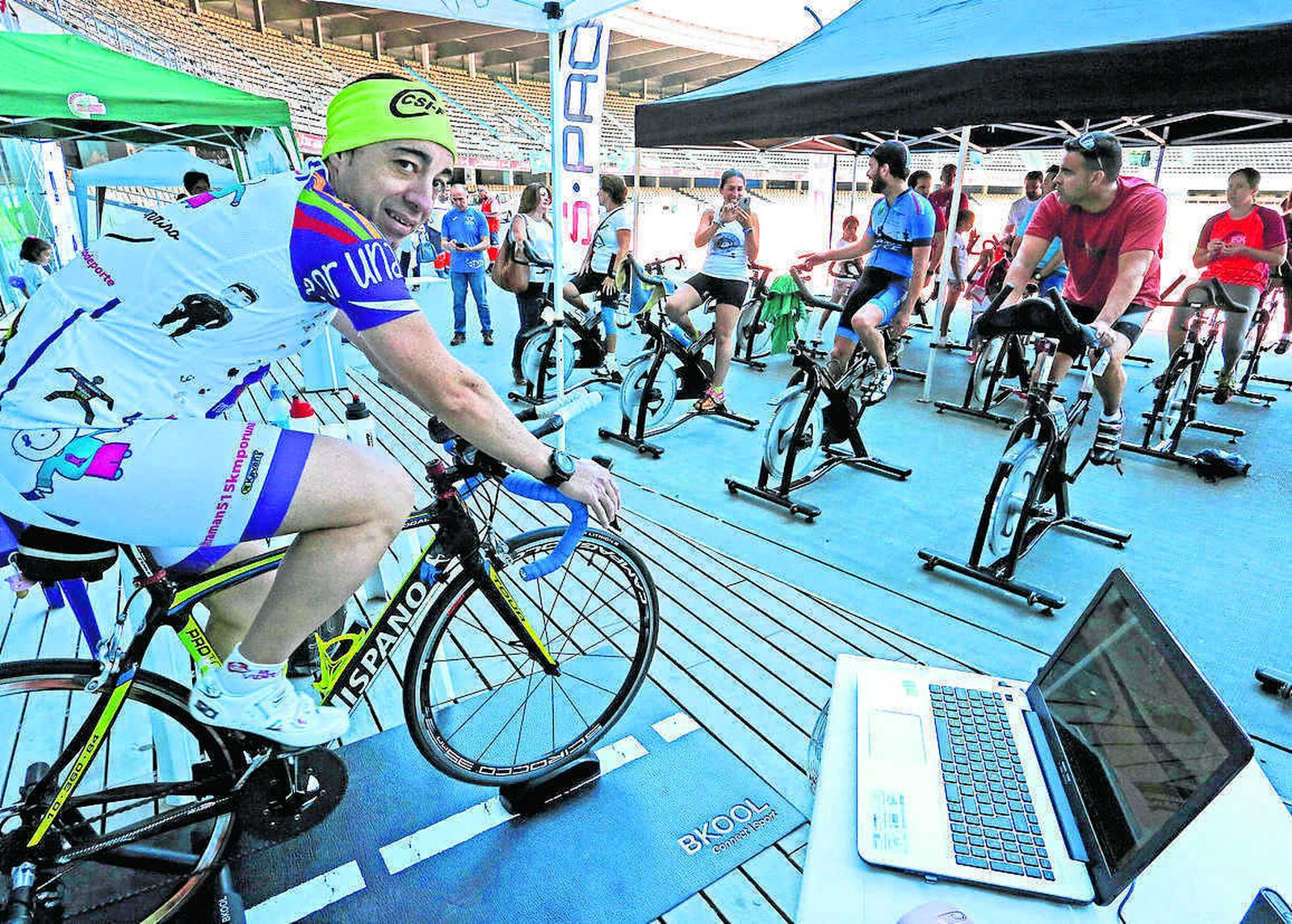 Humberto Otero, ayer sobre la bicicleta en la primera jornada del 'Reto Solidario Ultraman'  en el estadio Chapín.