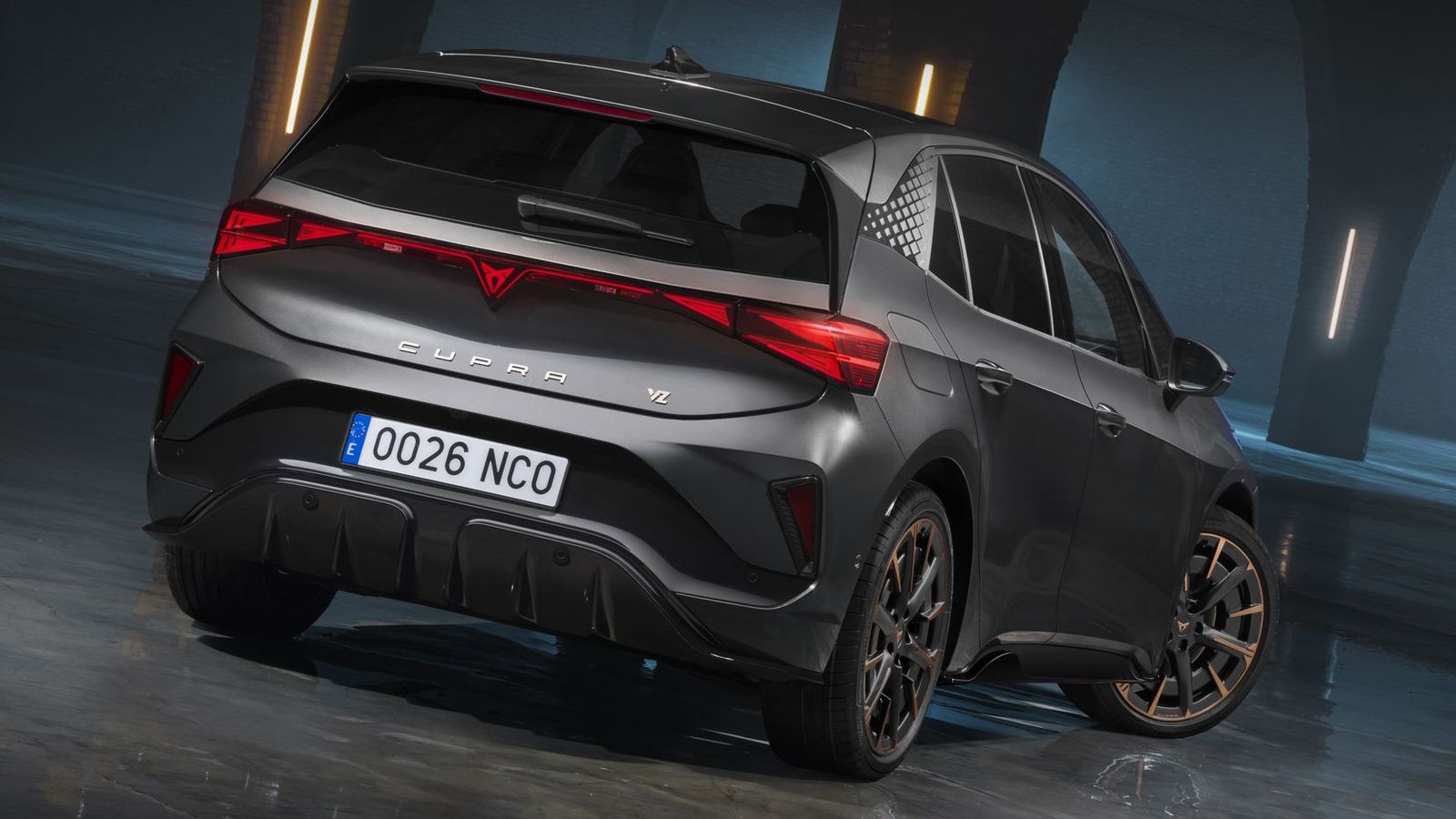 La zona posterior también cambia notablemente en tanto que se modifican pilotos, se integran en la pieza que los conecta el logo y se modica integramente el paragolpes.