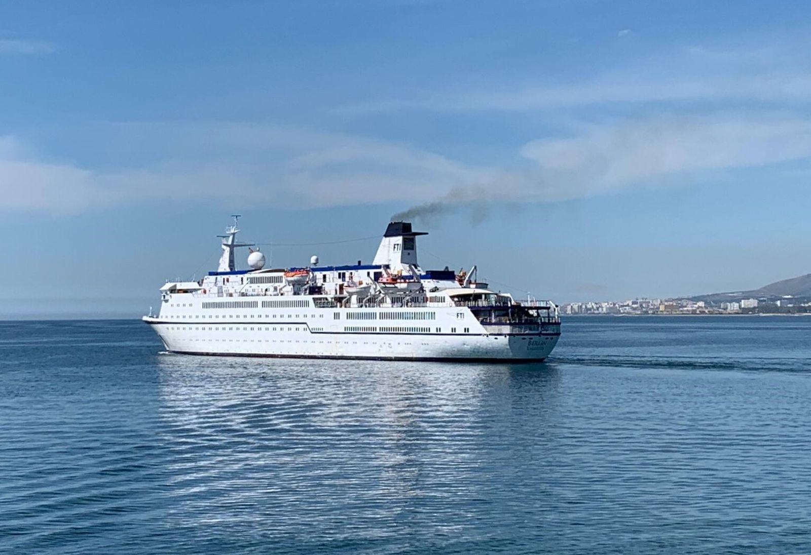 Las fotos del crucero de la bahía de Málaga que podría ir al desguace