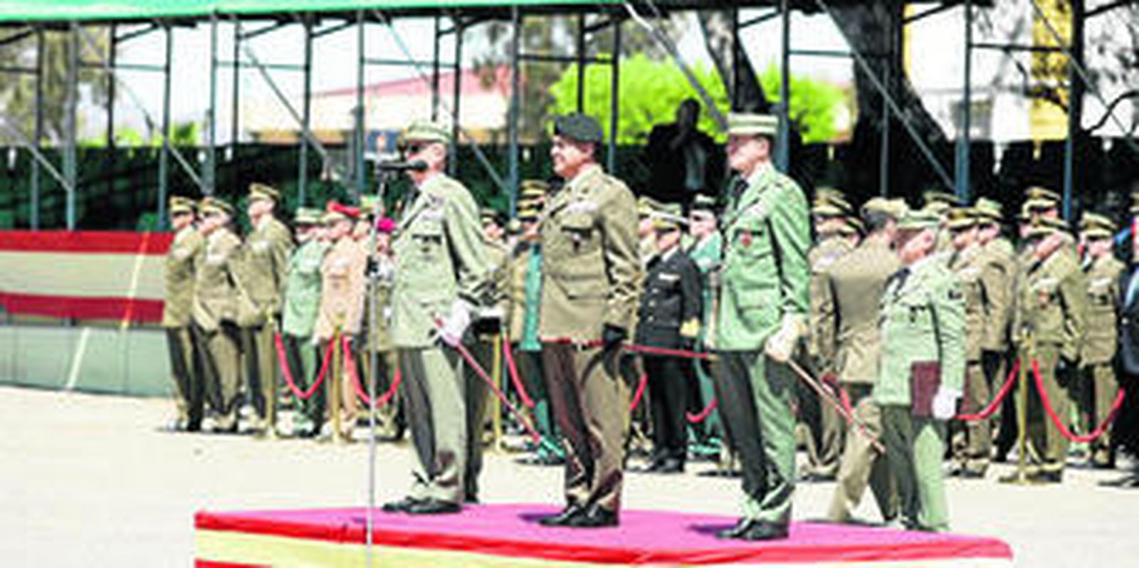 Juan Jesús Martín Cabrero, nuevo jefe de la Brigada de la Legión, Javier Varela, jefe de Fuerzas Ligeras, y Antonio Esteban López, jefe del Tercio 3º.