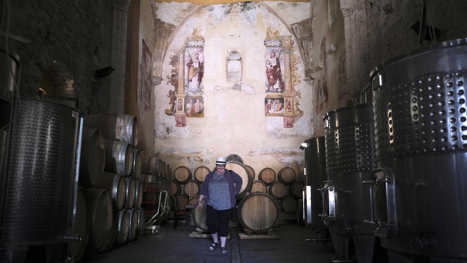 Sala de barricas de la bodega Descalzos Viejos. Sala de barricas de la bodega Descalzos Viejos.