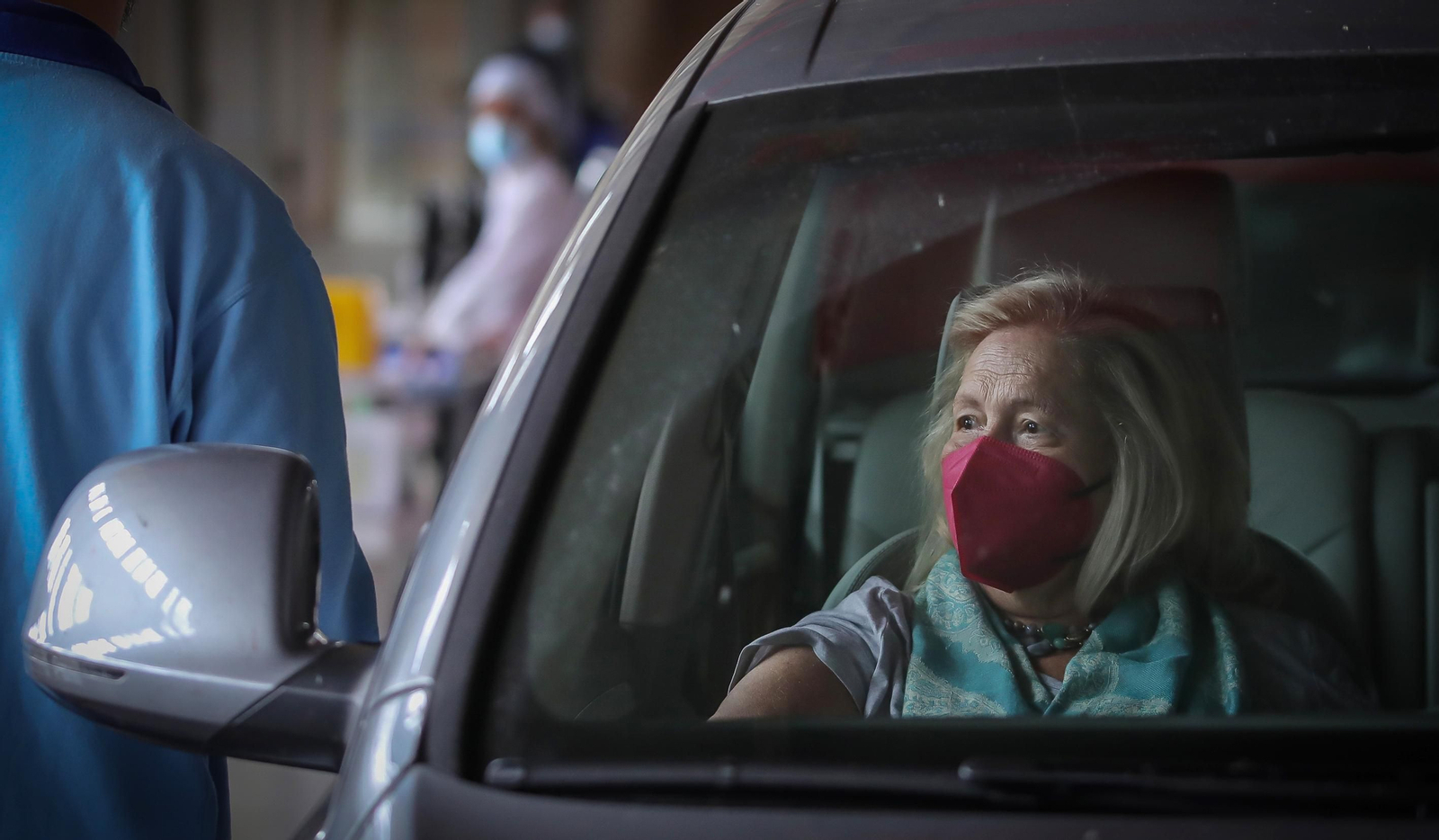 Sanitarios vacunan diariamente en Ifeca a miles de ciudadanos