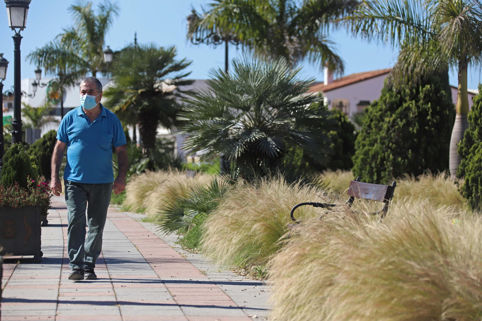 Un vecino de Los Barrios pasea por la Villa.