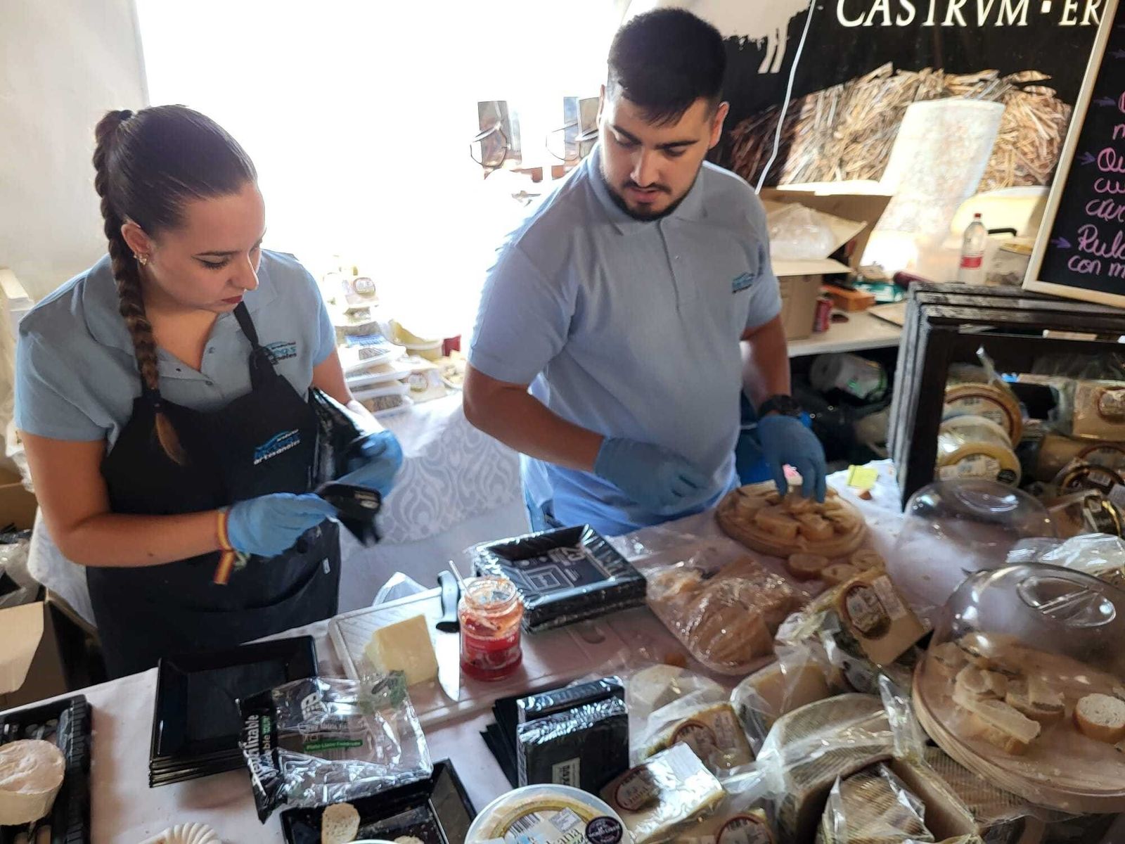 Uno de los puestos de quesos de la Fiesta del Queso de Zuheros.