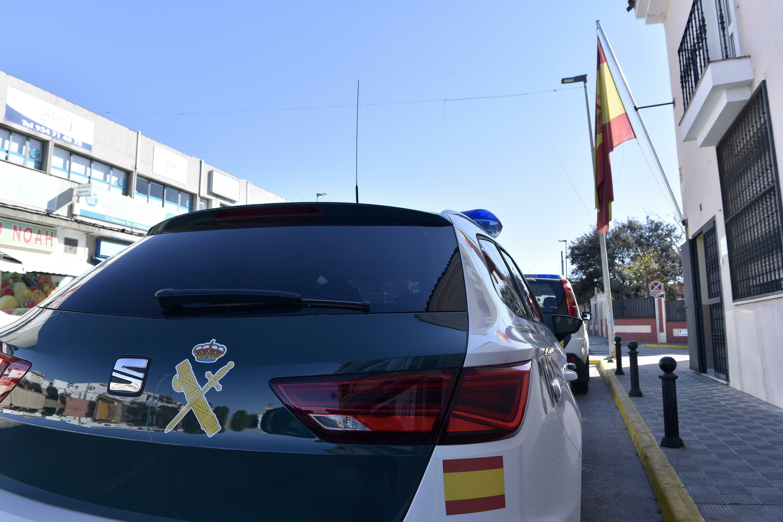 Un patrullero de la Guardia Civil, en la puerta del puesto de Gines.