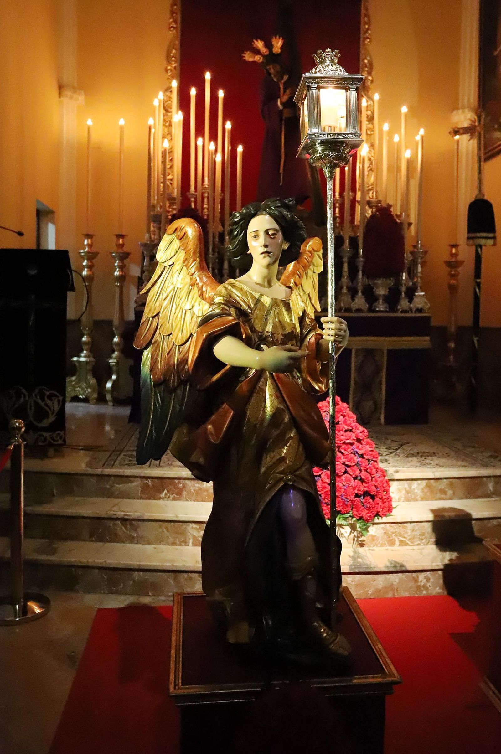 Imágenes de la presentación de dos ángeles ceriferarios en la Hermandad del Calvario