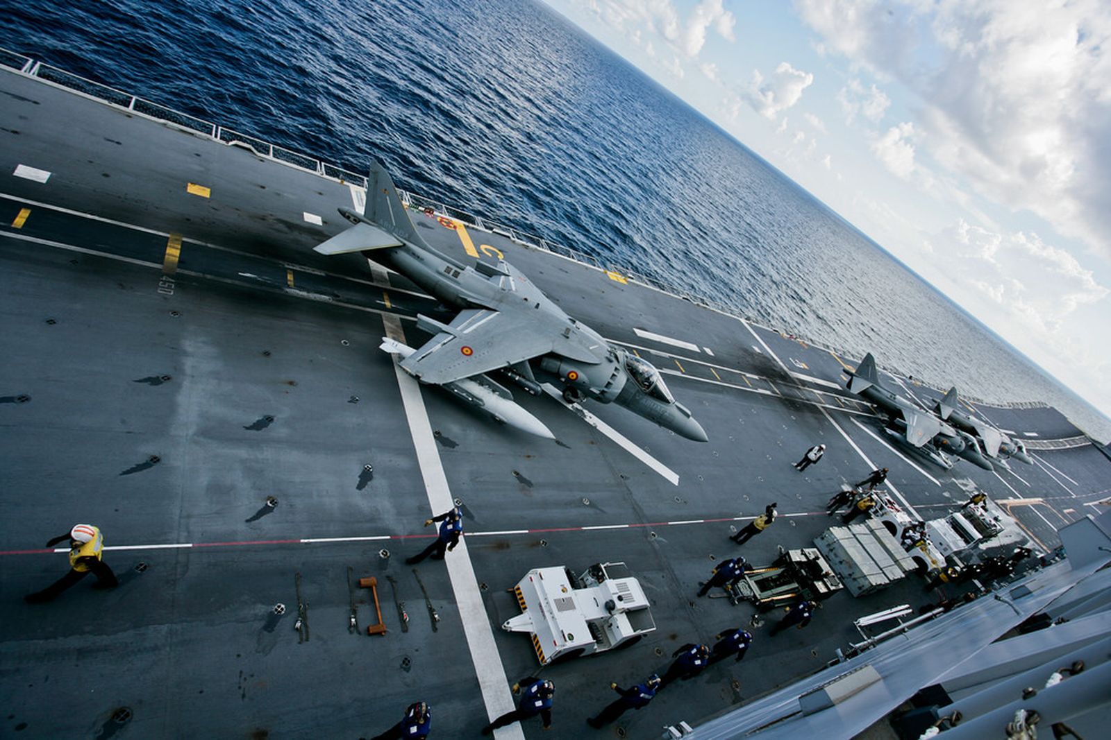 Aviones Harrier en la cubierta de vuelo del 'Juan Carlos I'