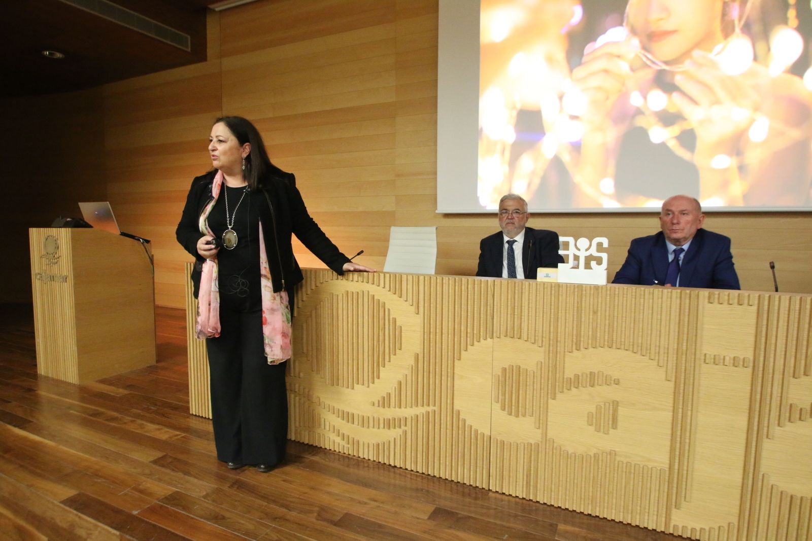 Charla de Isabel Aranda en el Salón de Actos de Cajamar.