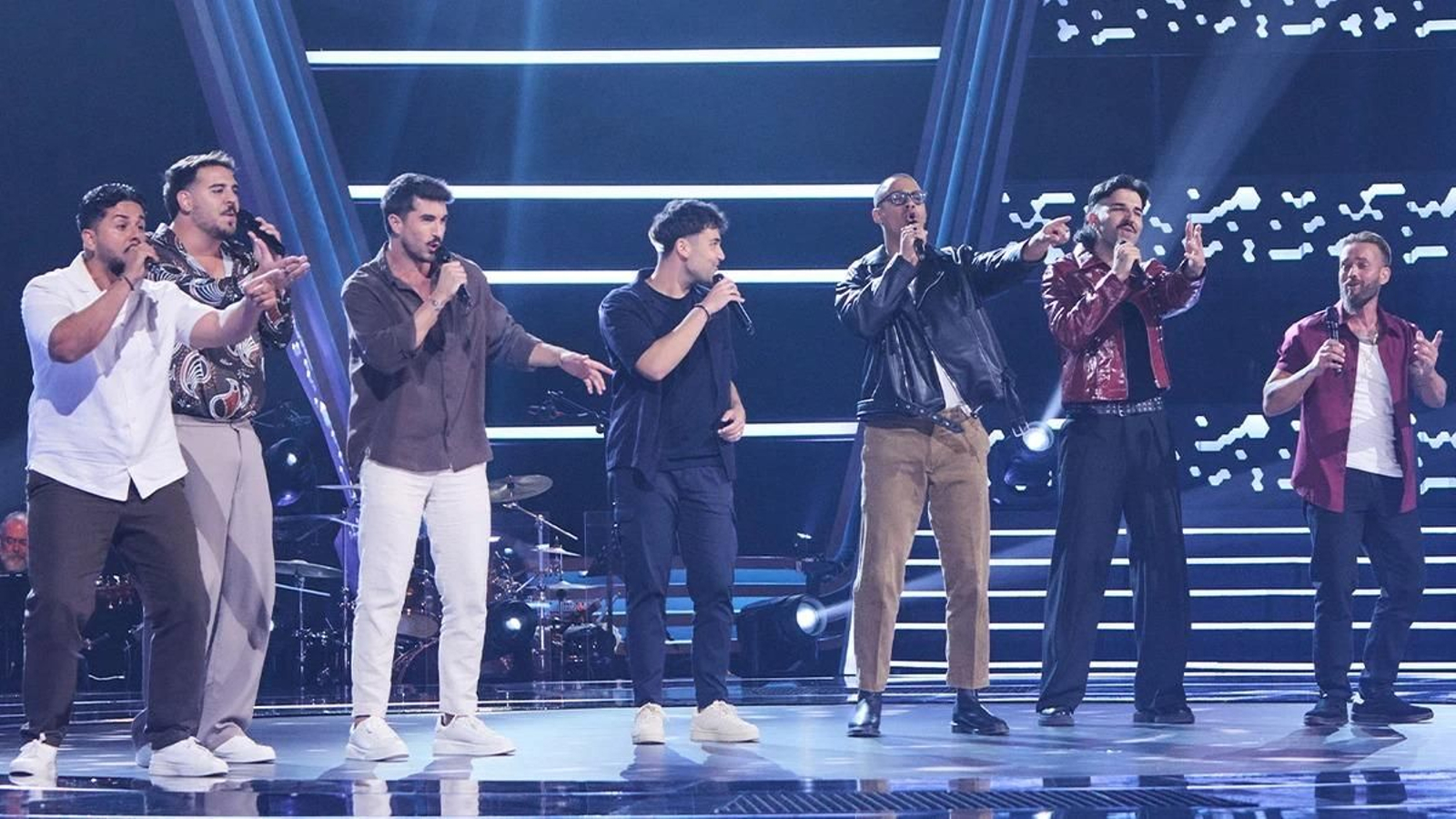 Al Liquindoi, a la izquierda, durante la actuación del equipo de Sebastián Yatra.