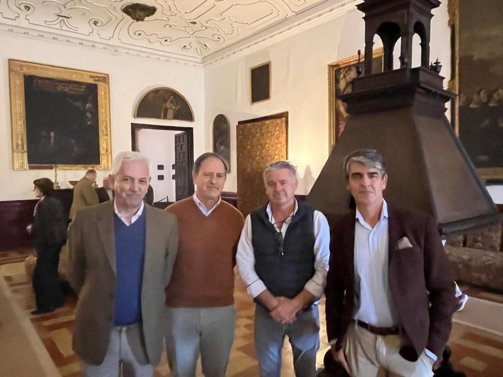 Arturo y José Fernández-Palacios, José Antonio Astorga y Juan Manuel Macías, en el salón de Embajadores de la Casa Medina Sidonia.