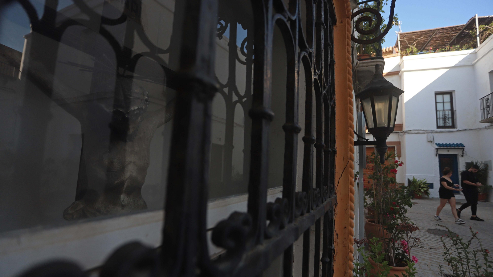 Fotos de los daños en las vidrieras de la iglesia de San Mateo, en Tarifa
