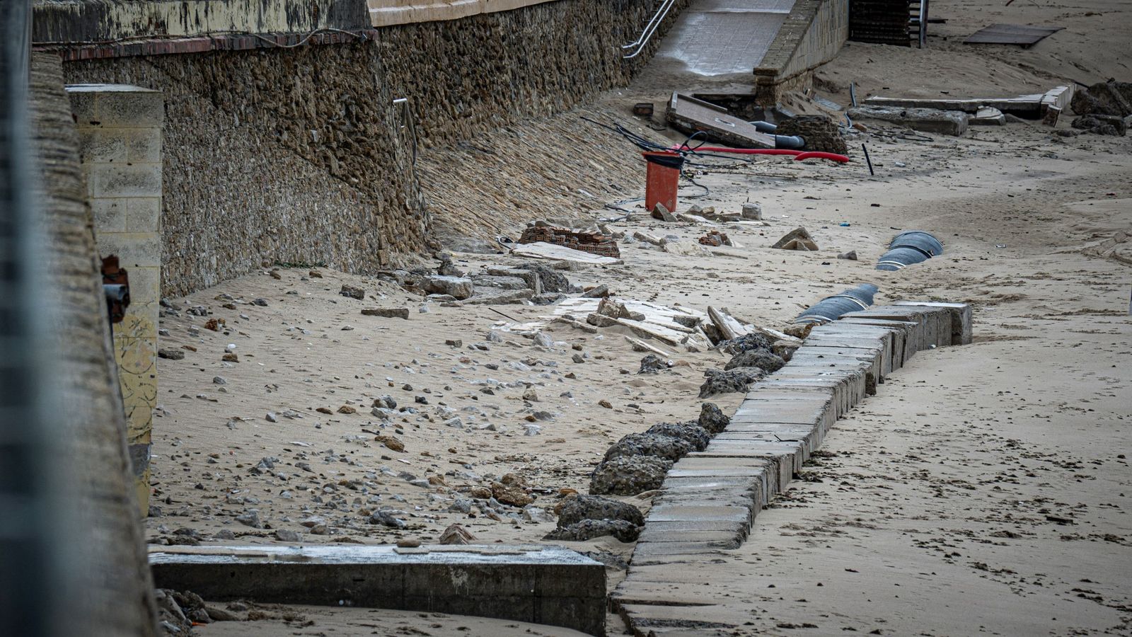 El colector de la palya de Sanbta María ha quedado al descubierto.