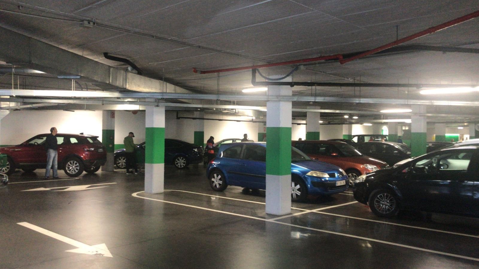 Clientes haciendo cola en el aparcamiento subterráneo un supermercado de Sevilla.