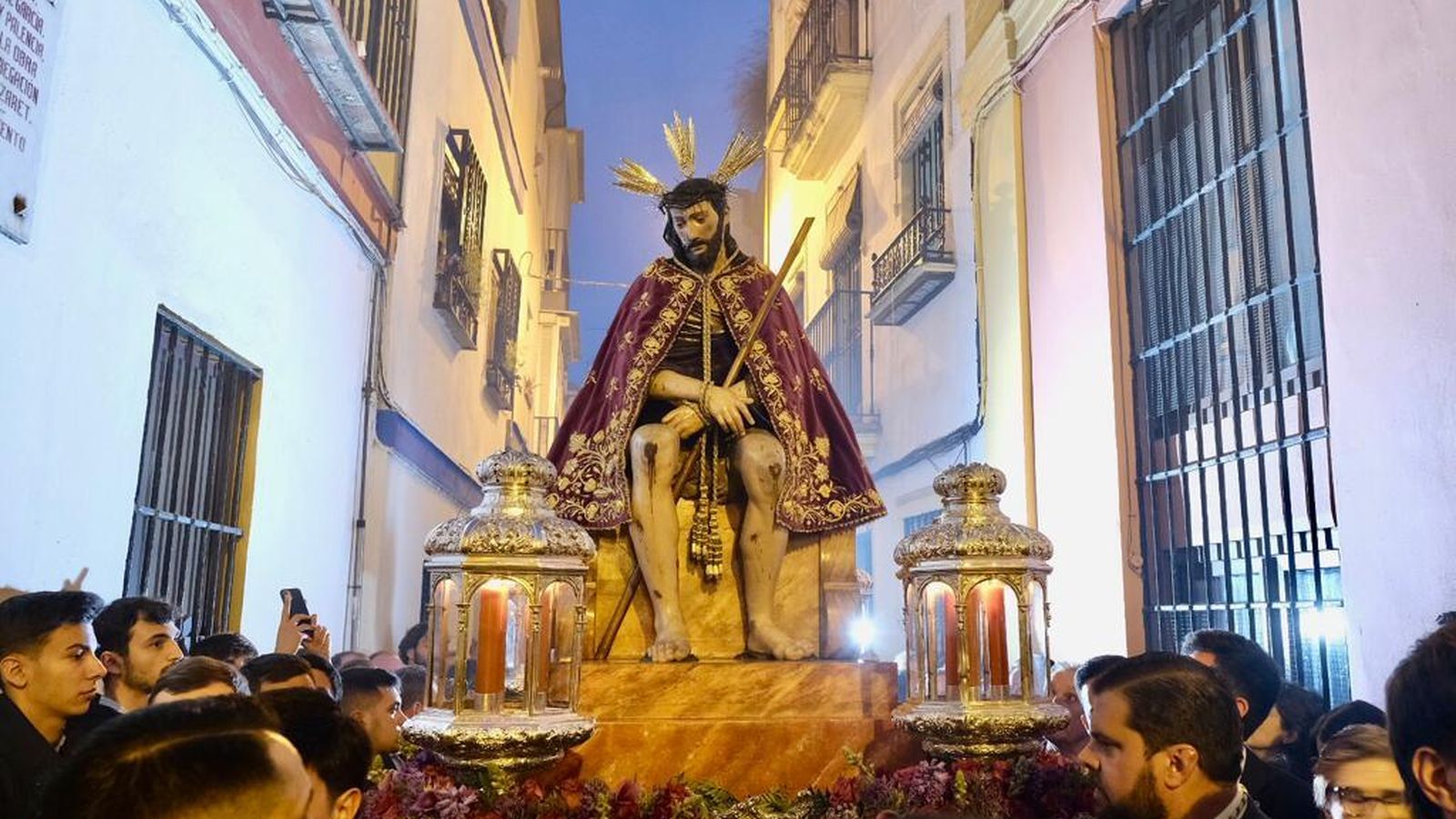 Discurrir del Vía Crucis por la calle Vidrio