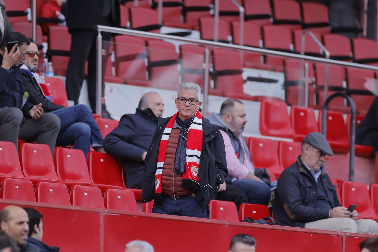 Búscate en las fotos del Sevilla - Girona