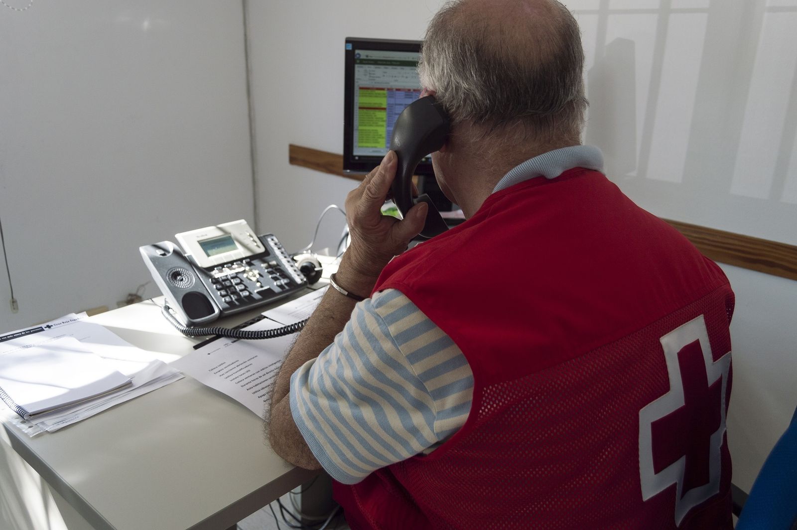 Un voluntario de Cruz Roja ofrece ayuda telefónica para prevenir los efectos de la calor.