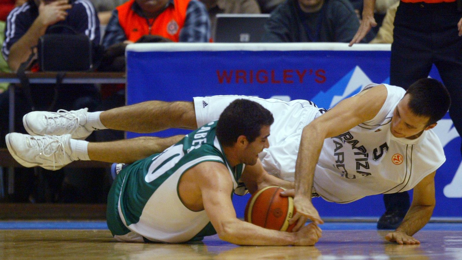 Carlos Cabezas pelea un balón en Belgrado.