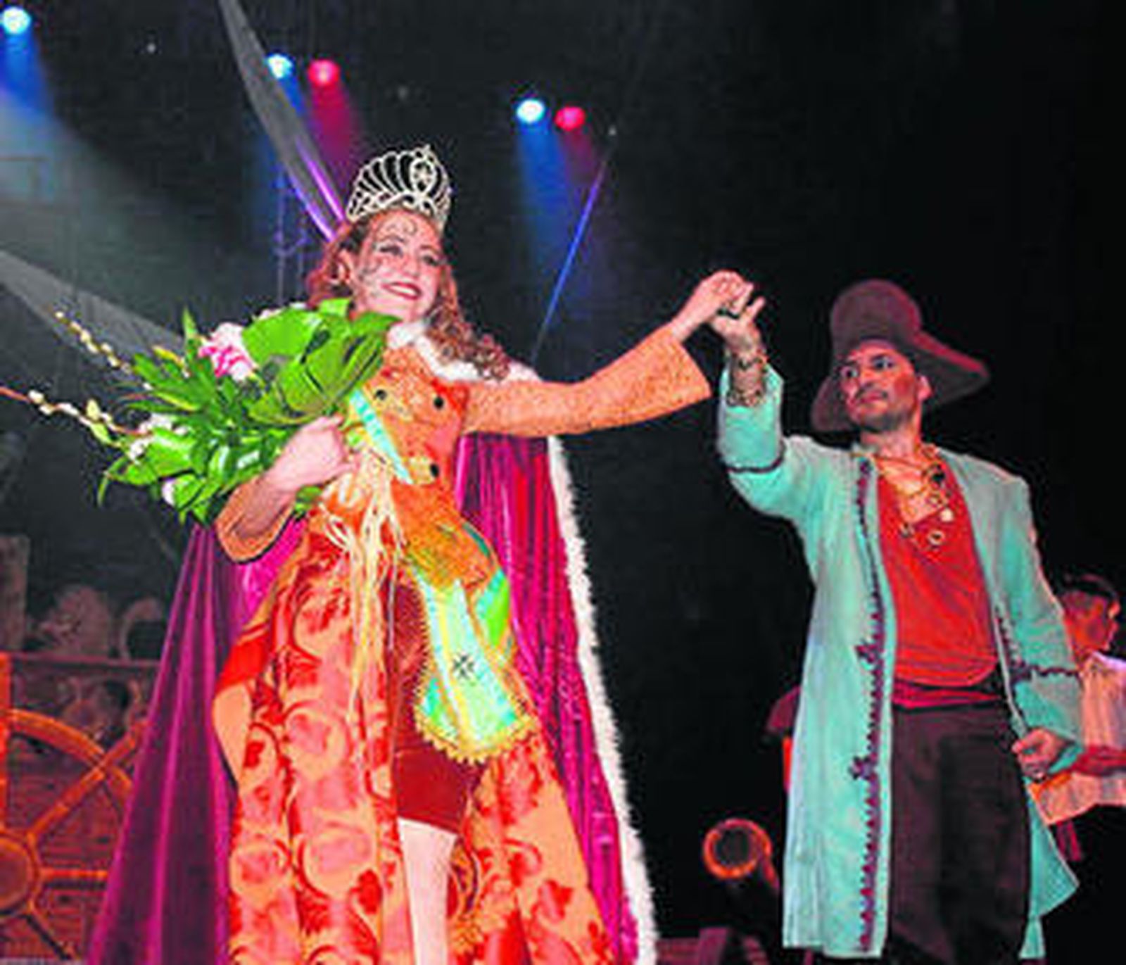 La joven Carolina Romero, acompañada por un pirata.