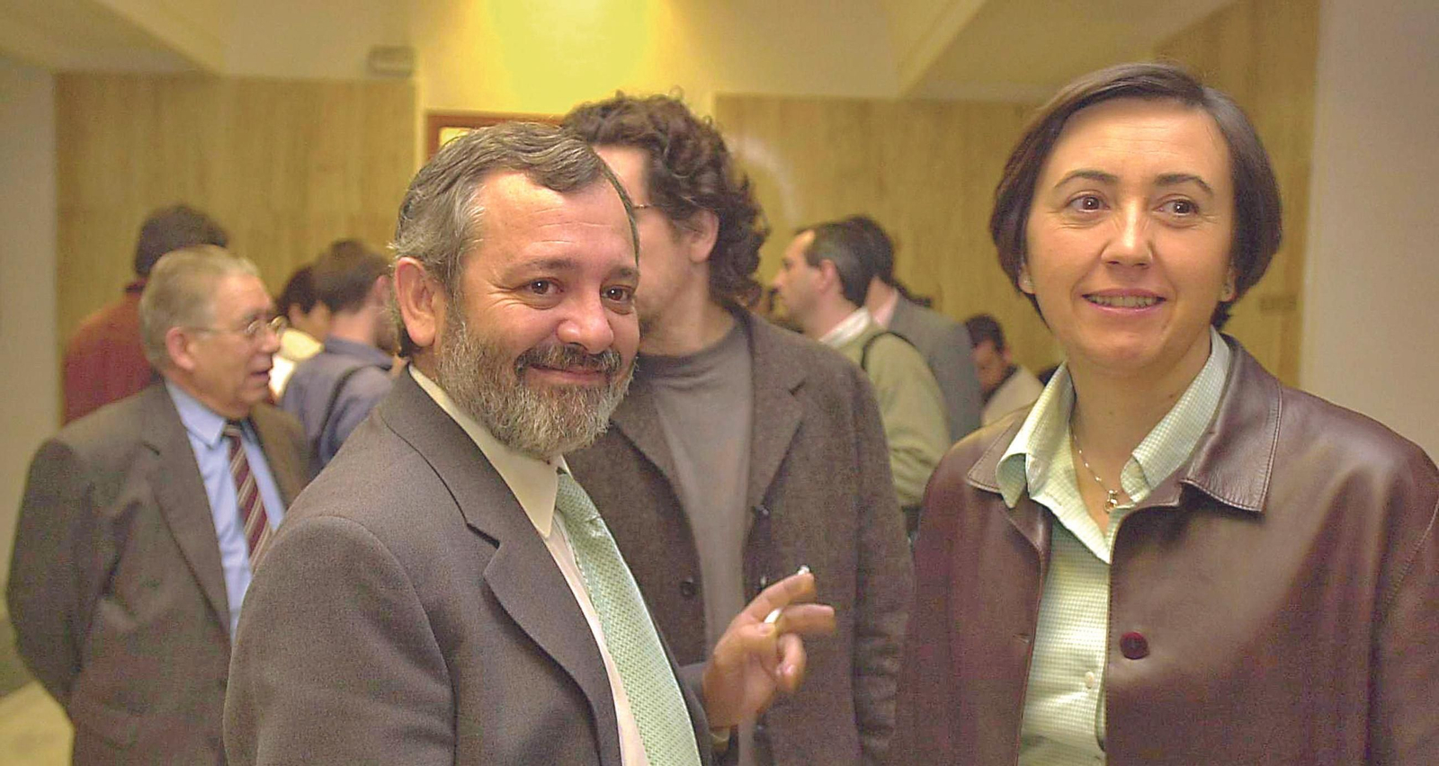 Los primeros dos alcaldes de Córdoba del siglo, Rosa Aguilar y Andrés Ocaña, ambos de IU, antes de la celebración de un Pleno municipal, en abril de 2001.
