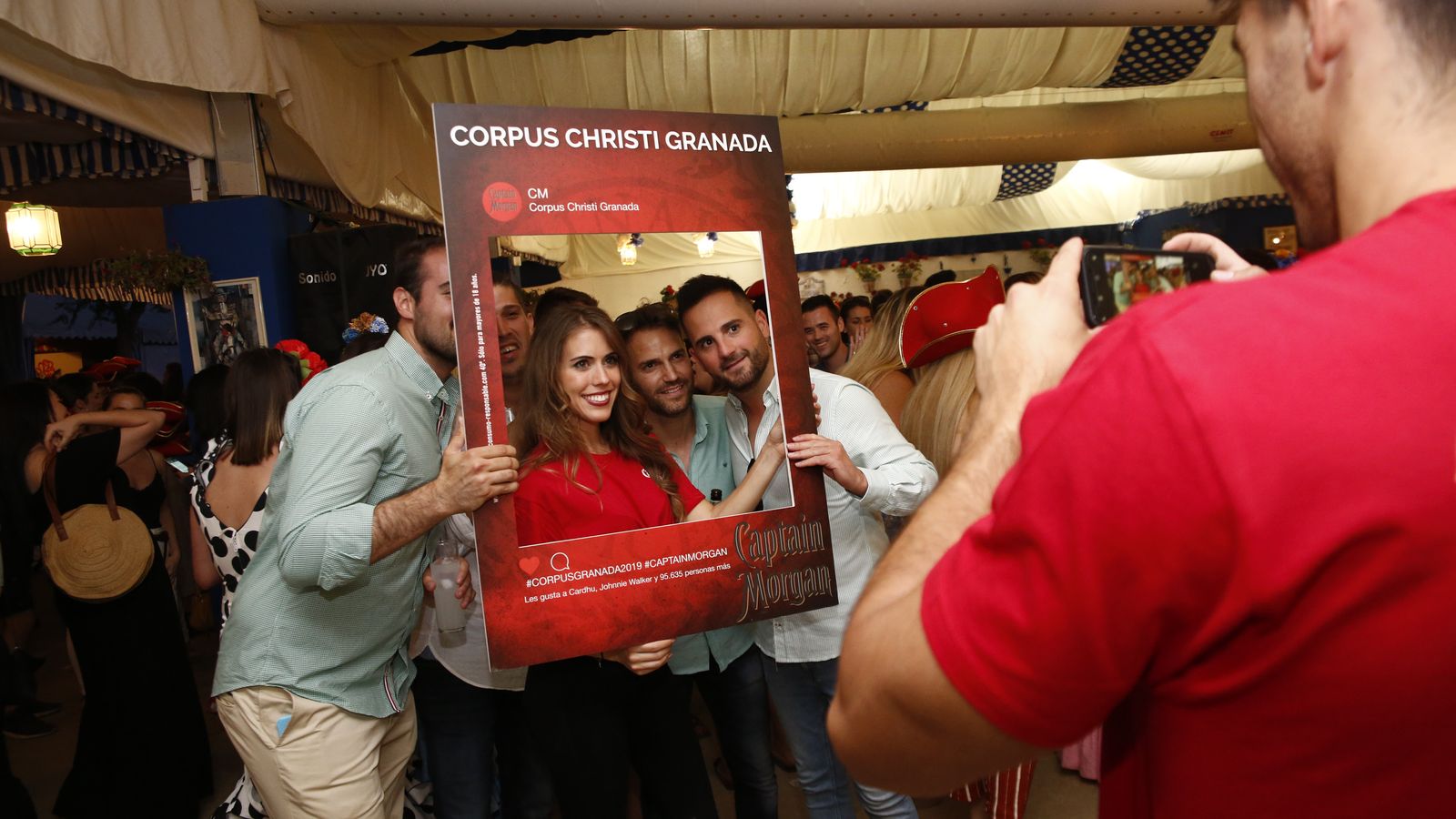 Las marcas de bebida aprovechan el gentío para promocionarse bajo las carpas.