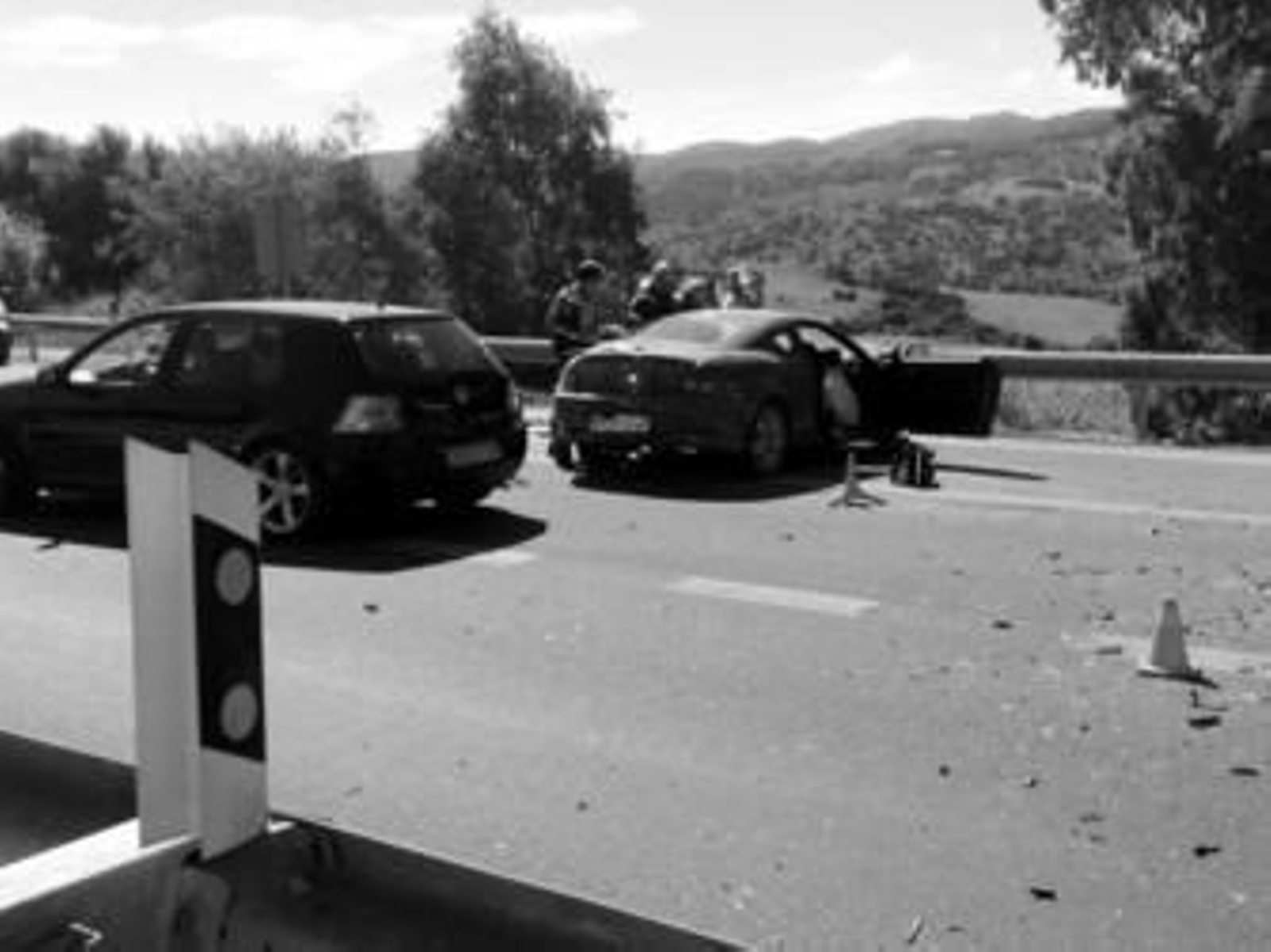 Bomberos y sanitarios atienden a uno de los heridos, el domingo.