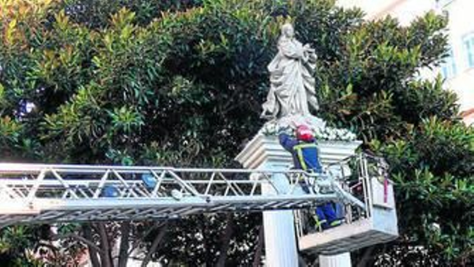 Los Bomberos colaboran en la colocación de las flores a la Inmaculada, como ocurre en Roma.